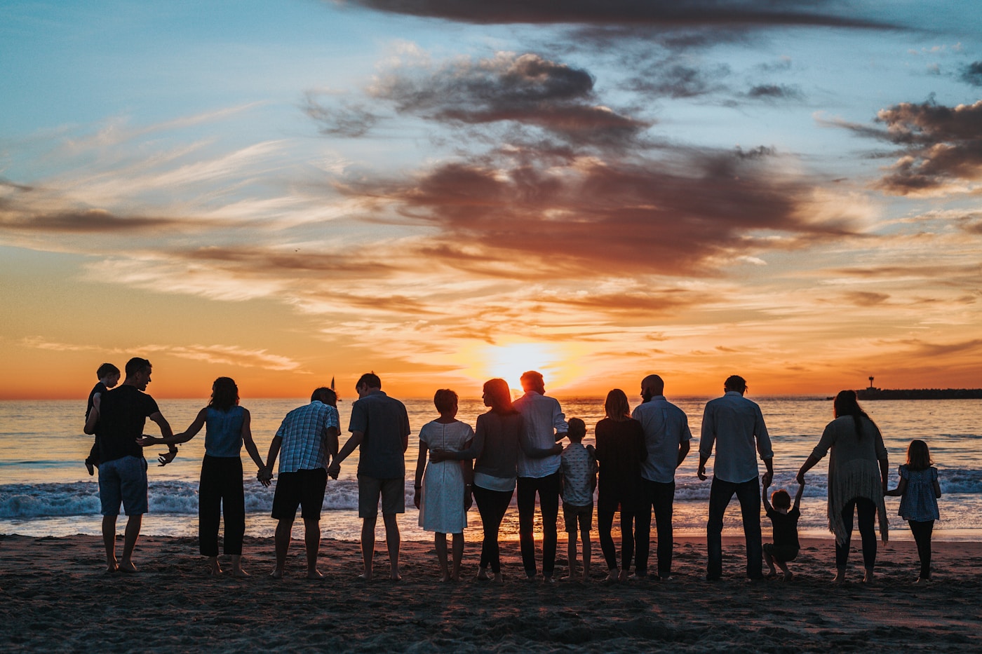 Famille réunie au bord de mer, symbole de protection du quotidien
